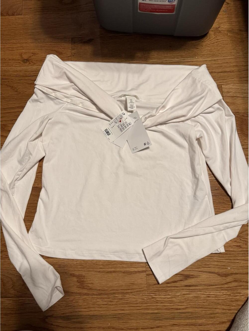 H&M Rosey Cream Off Shoulder Longsleeve Size L